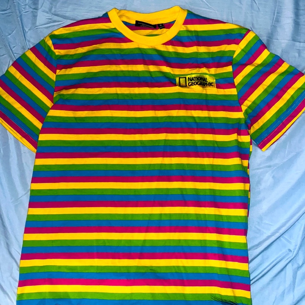 Selling a National Geographic multicolored T-shirt only worn once.
